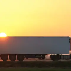 Naczepa BDE - co to jest i jak zwiększa wydajność transportu?