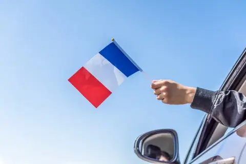 Jak się płaci za autostrady we Francji? Odkryj tanie metody i koszty