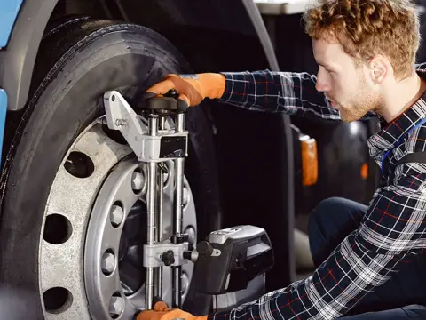 Co robi kierowca mechanik? Obowiązki i umiejętności w pracy